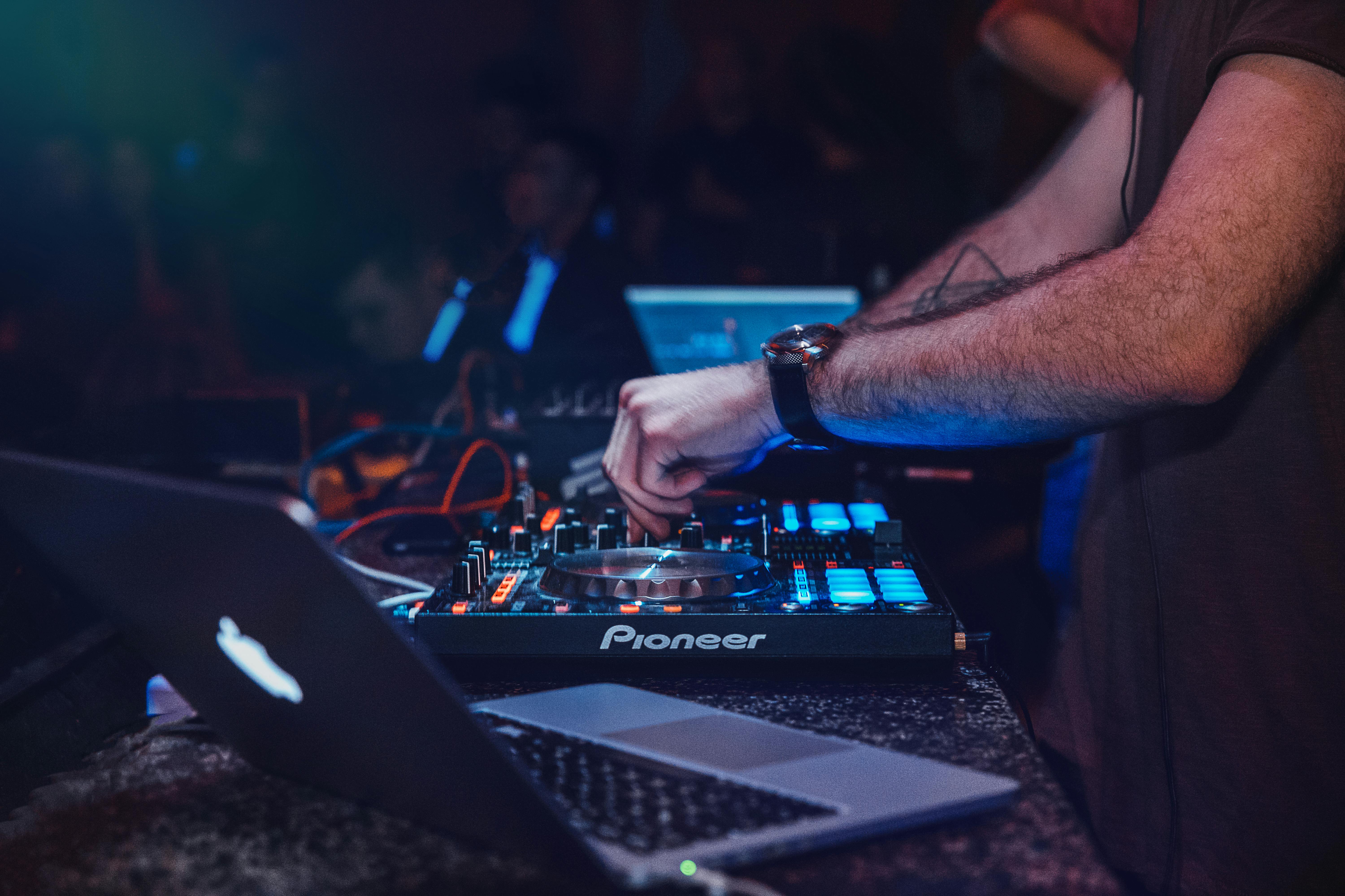 DJ performance y live act profesional: Técnicas de mezcla, setups avanzados y control MIDI